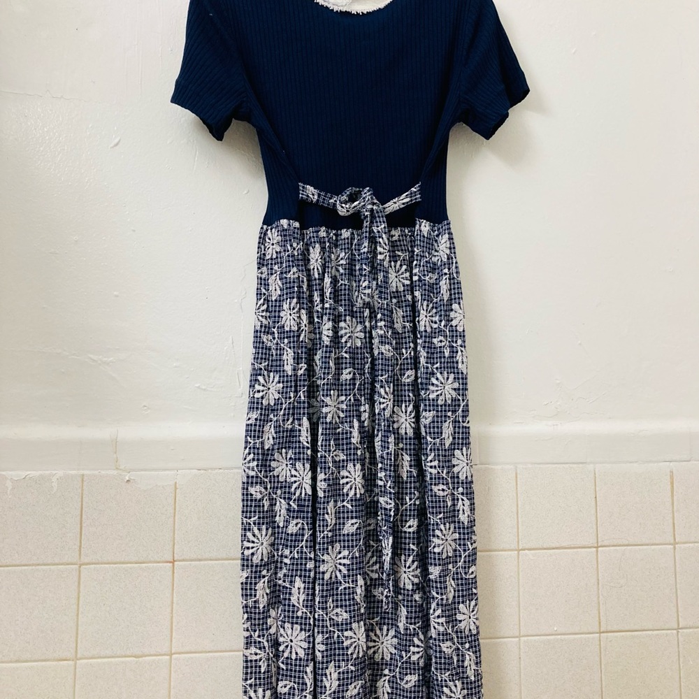 Vintage Dress  Petite studios size 6 . Blue floral dress